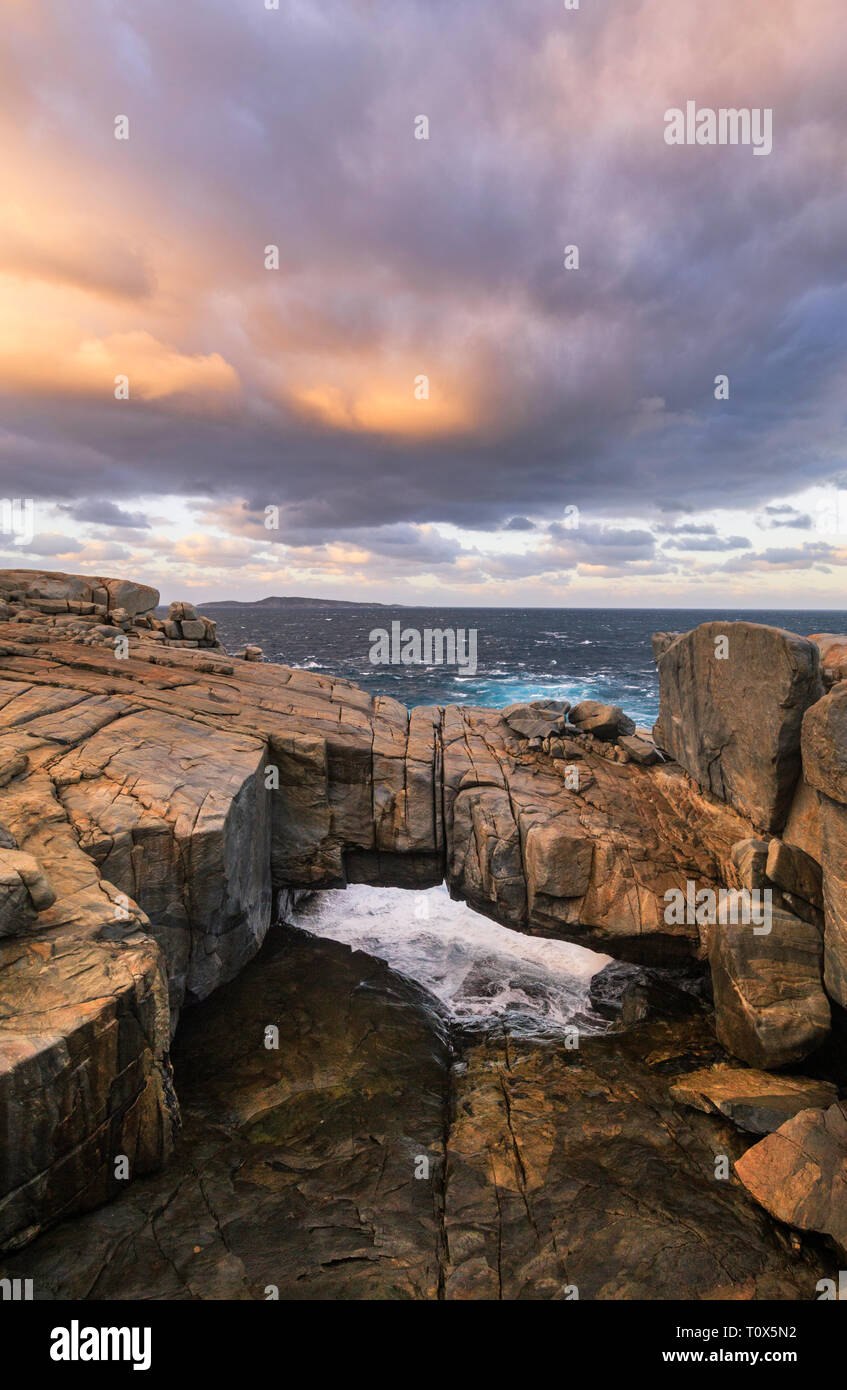 Die natürliche Brücke bei Sonnenaufgang. Torndirrup National Park, Albany, Australien Stockfoto