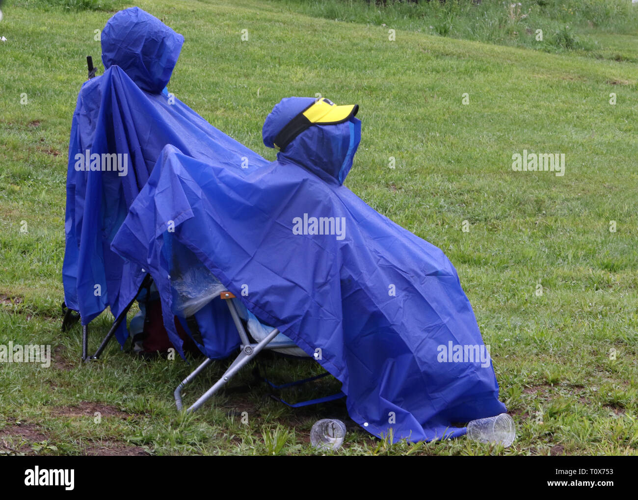 Poncho Paar ist Sitzen auf Hunter Mountain während der Mountain Jam Music Festival. Stockfoto