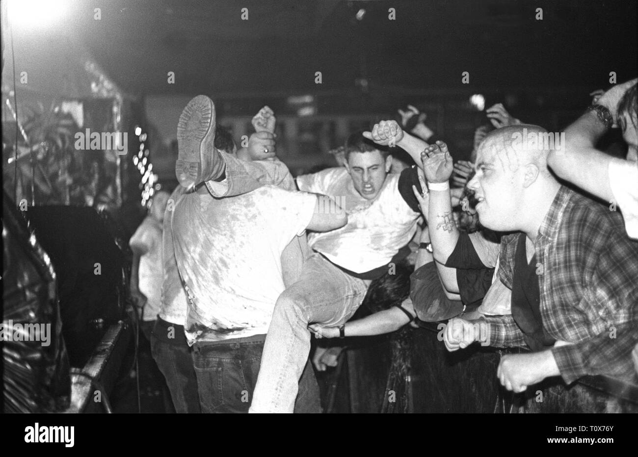 Stage Diving Verrücktheit ist während einer GWAR 'live' Konzert gefangen. Stockfoto