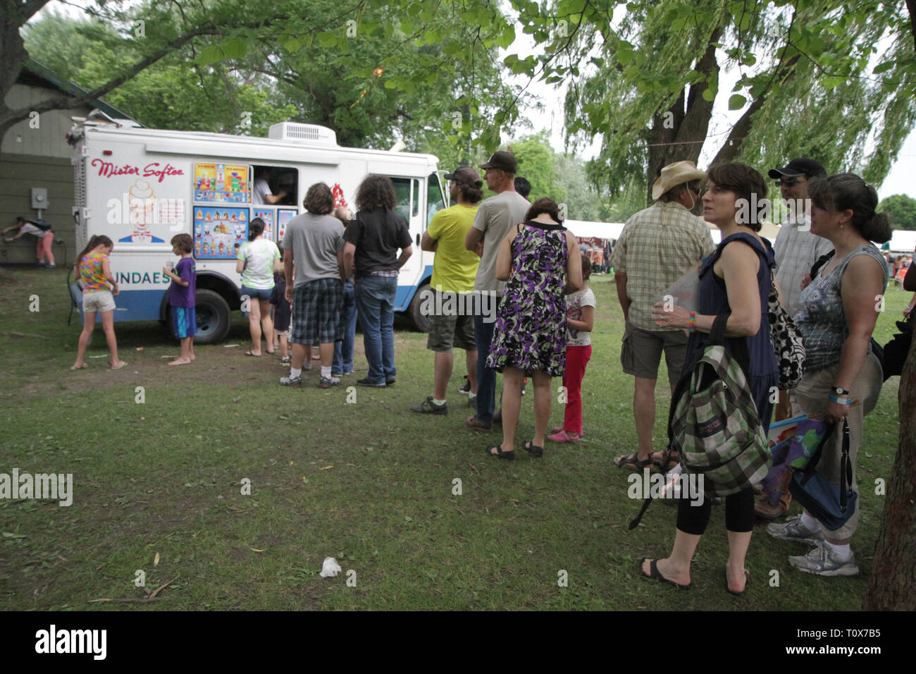 Konzertbesucher werden gezeigt in der Schlange für Mister Softee während einer Outdoor Music Festival. Stockfoto