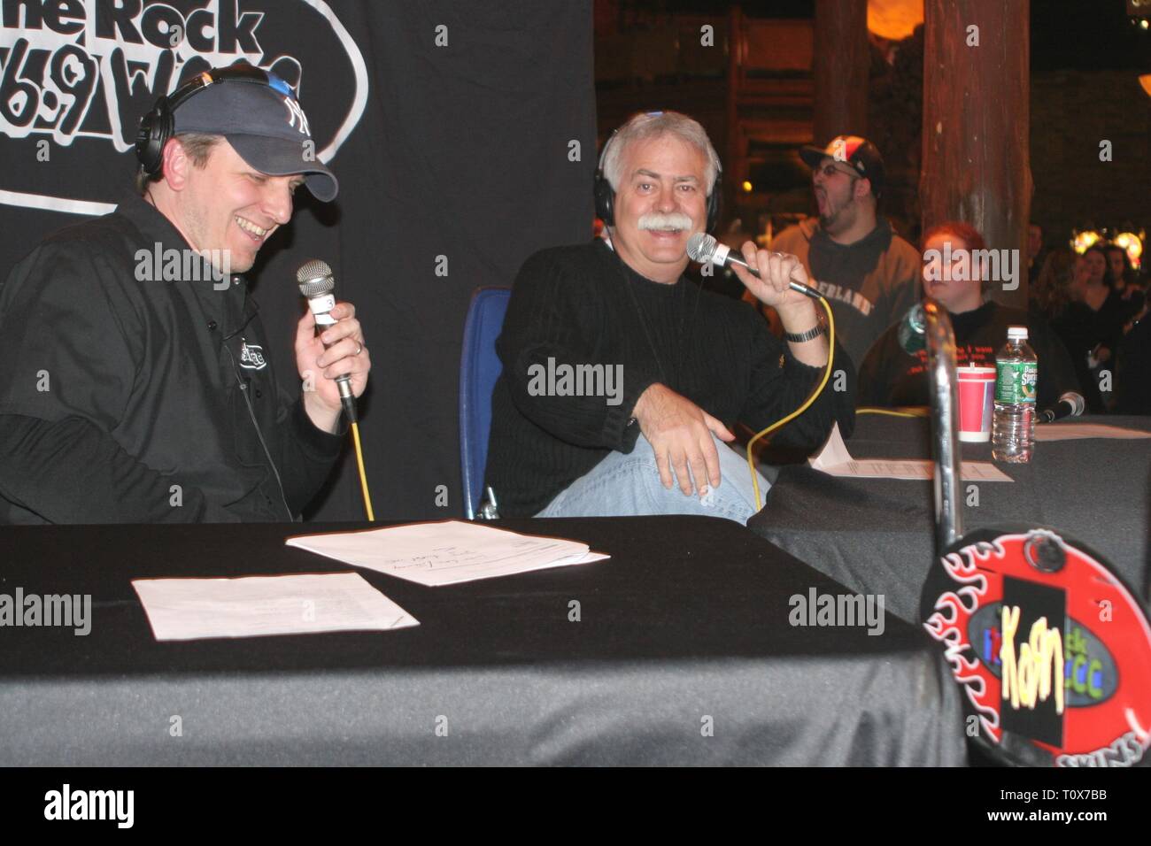WCCC (106,9 FM) an der Persönlichkeit, Mike Karolyi, ist vor Ort mit konzertveranstalter Jim Koplik während einer "Live"-Sendung das Mohegan Sun Casino gezeigt. Stockfoto