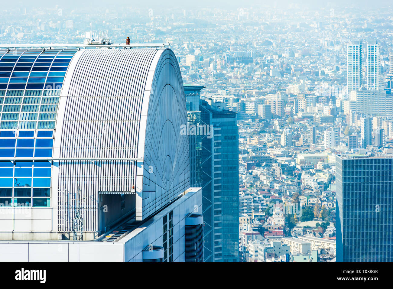 Asien Business Konzept für Immobilien und Corporate Bau - Panoramablick auf die moderne Skyline der Stadt Luftaufnahme der Shinjuku-gegend unter blauem Himmel in Tokio, Stockfoto