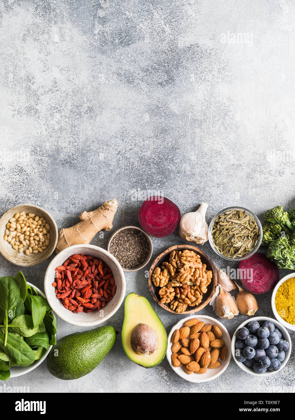 Gesunde, saubere Lebensmittel - Gemüse, Früchte, Nüsse, superfoods auf grauem Hintergrund. Gesunde Ernährung Konzept. Stockfoto