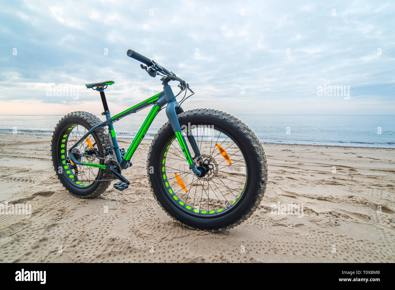 Fat bike am Strand in der Nähe von Kolobrzeg - Polen Stockfoto