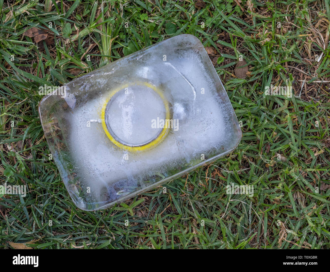 Retro gelb Wecker in einem eisblock Bild mit Kopie Raum gefroren Stockfoto