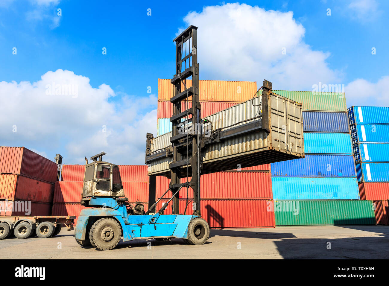 Gabelstapler Container Be- und Entladen von Fracht in die import-export Zone Stockfoto