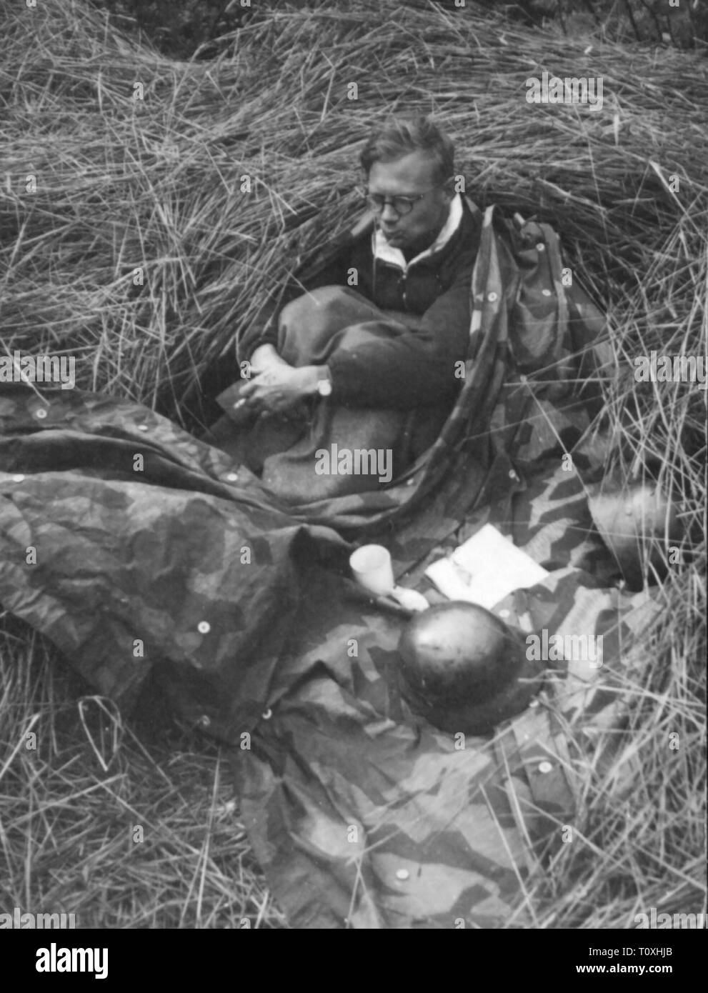 Zweiter Weltkrieg/WWII Deutsche Wehrmacht, Mitglieder der 3 Luftwaffe Kriegsberichterstatter Unternehmen am Morgen im Lager, ca. 1941 Additional-Rights - Clearance-Info - Not-Available Stockfoto