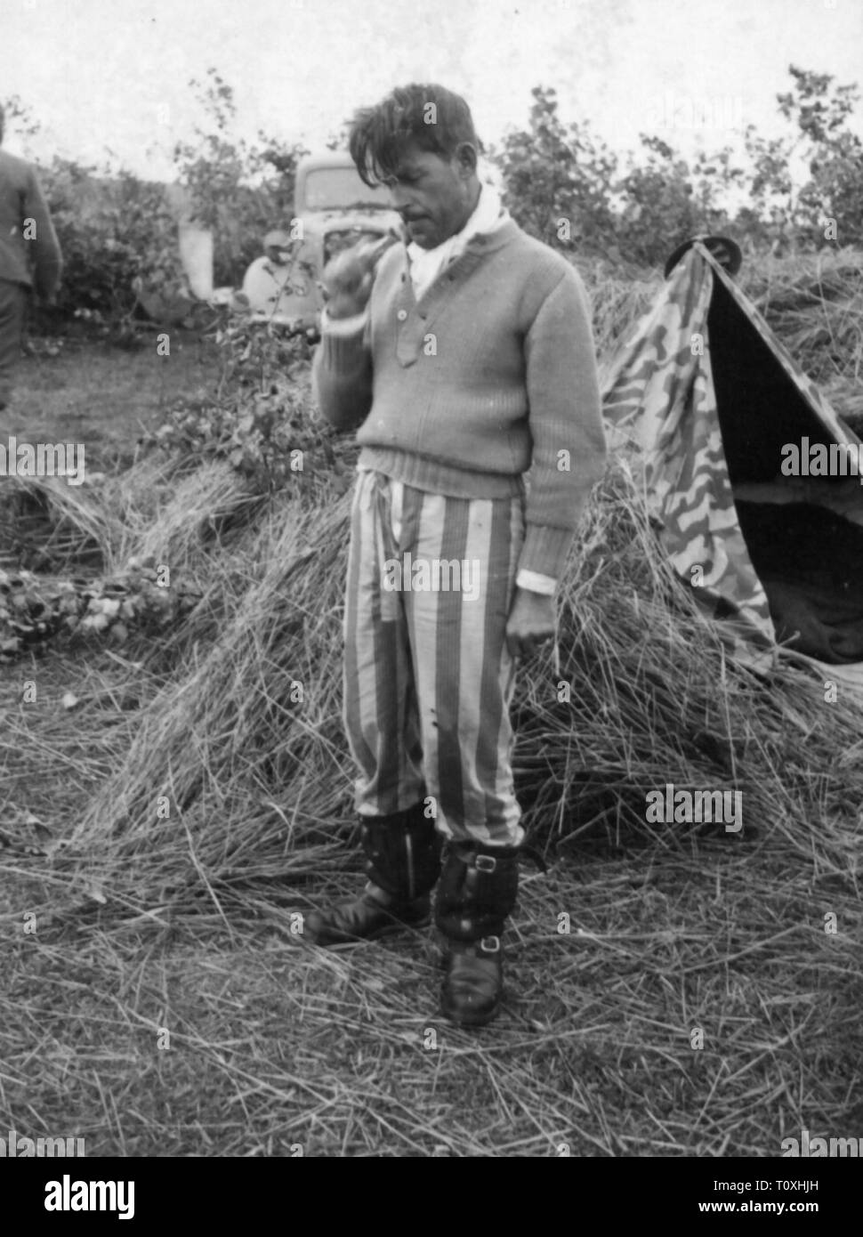 Zweiter Weltkrieg/WWII Deutsche Wehrmacht, Mitglieder der 3 Luftwaffe Kriegsberichterstatter Unternehmen am Morgen im Camp, ca. 1941 Additional-Rights - Clearance-Info - Not-Available Stockfoto