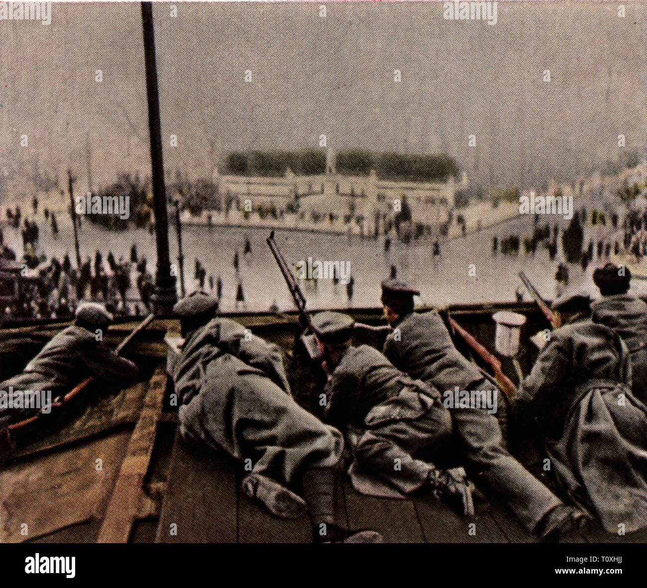 Deutsche Revolution 1918 - 1919, gewehrschützen der Regierung loyalen Truppen auf einem Dach, Berlin, 24.12.1918, Farbfoto, Zigarette Karte, Serie 'Die Nachkriegszeit', 1935, Weihnachten, Weihnachten, Weihnachten, Weihnachten, kämpfen, kämpfen, kämpfen, kämpfen, Unruhen, Störungen, erstellen Sie eine Störung, Aufruhr, Unruhen, den Streitkräften der Regierung, Regierung, Militär, Soldaten, soldier, Preußen, Deutsche Revolution von 1918-1919, Deutschland, Deutsches Reich, Drittes Reich, Weimarer Republik, Leute, 20. Jahrhundert, 1930er Jahre, Revolution, Revolutionen, Ri, Additional-Rights - Clearance-Info - Not-Available Stockfoto
