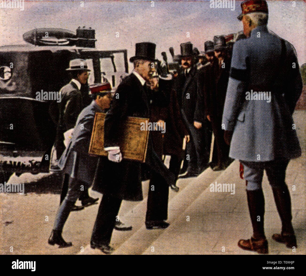 Politik, Konferenz, Paris Peace Conference 18.1.1919 - 21.1.1920, Ankunft der "Goldenen Buch" mit dem Entwurf eines Abkommens, das Schloss Versailles, 7.5.1919, Farbfoto, Zigarette Karte, Serie 'Die Nachkriegszeit', 1935, Vertrag von Versailles, Entwurf, Entwurf, Entwurf, Entwürfe, Entwürfe, Skizzen, Paris, Frankreich, Dritten Republik, Ersten Weltkrieg/WWI, Politiker, Politiker, Menschen, 1910, S, 20. Jahrhundert, 1930er Jahre, Politik, Politik, Frieden, Frieden Konferenzen, Buch, Bücher, Entwurf eines Abkommens, Entwürfe von Vereinbarungen, Schloss, Schlösser, Farbe, Additional-Rights - Clearance-Info - Not-Available Stockfoto