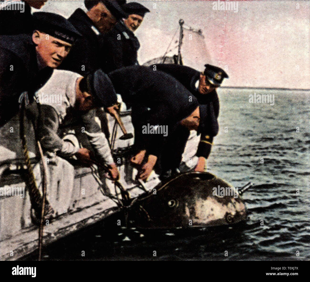 Militär, Deutschland, Marine, minesweeping in der Ostsee, im Dezember 1919, Farbfoto, Zigarette Karte, Serie 'Die Nachkriegszeit', 1935, vorübergehend Reichsmarine (Deutsche Marine), Matrose, Seemann, Matrosen, Seeleute, Minesweeper, Minensuchboote, Meer Mine, naval Mine, Minen, naval Minen, Meer, See, Soldaten, Soldaten, Menschen Deutschland, Deutsches Reich, Weimarer Republik, 1910 s, 20. Jahrhundert, 1930er Jahre, Farbig, farbig, Nachkriegszeit, Nachkriegszeit, Nachkriegszeit, Nachkriegszeit, historischen, geschichtlichen, Additional-Rights - Clearance-Info - Not-Available Stockfoto