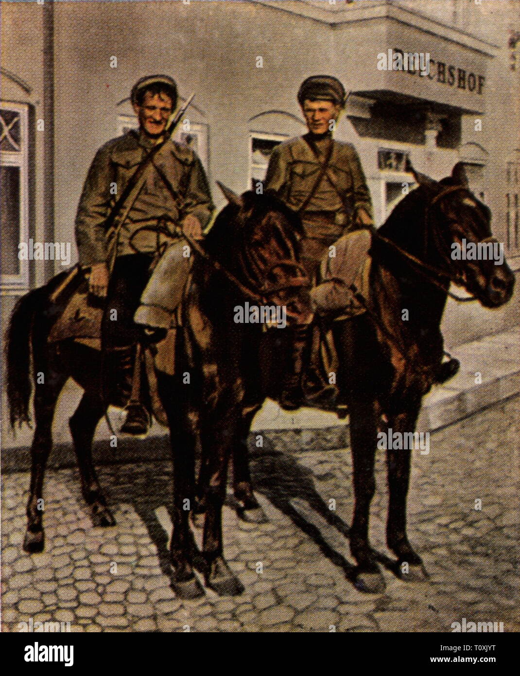 Der polnisch-sowjetischen Krieg 1919 - 1921, Kosaken vor der sowjetischen Hauptquartier in Soldau (dzialdowo), August 1920, Farbfoto, Zigarette Karte, Serie 'Die Nachkriegszeit', 1935, Polnisch, UDSSR, Sowjetunion, UDSSR, der Union der Sozialistischen Sowjetrepubliken, Polen, Kavallerie, Kavallerie, Reiter, Reiter Reiterkrieger, Kavalleristen, Militär, Soldaten, soldier, Rote Armee, Menschen, 1920, S, 20. Jahrhundert, Krieg, Kriege, Hauptquartier, Hauptsitz, Farbig, farbig, Nachkriegszeit, Nachkriegszeit, Nachkriegszeit, Nachkriegszeit, historischen, geschichtlichen, Additional-Rights - Clearance-Info - Not-Available Stockfoto