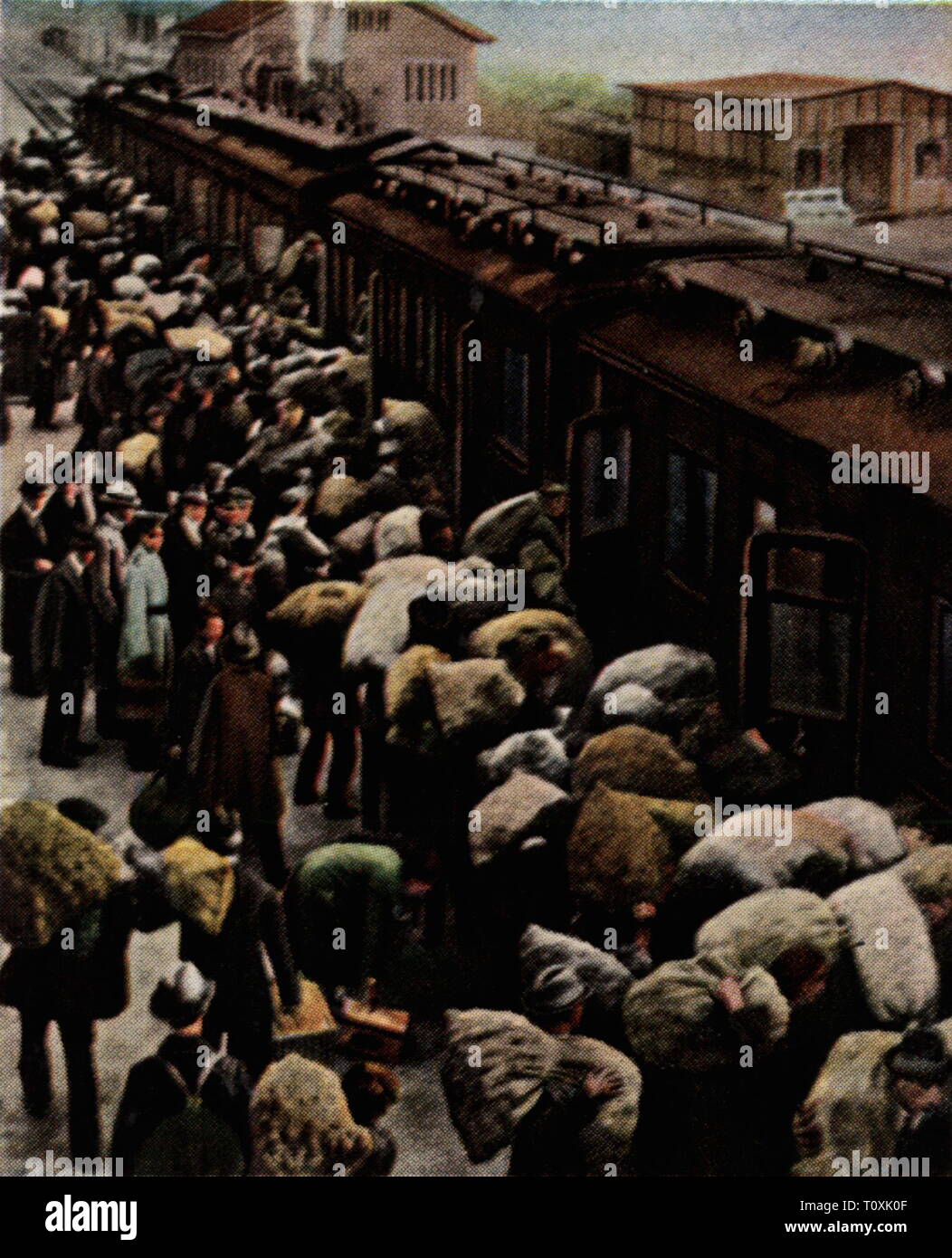 Leute, Elend/Missgeschick, Nahrungsmittelknappheit, Reise in das Land, September 1922, Farbfoto, Zigarette Karte, Serie 'Die Nachkriegszeit', 1935, Nahrungsmittelknappheit, Mangel, Nahrungsmittelknappheit, Lebensmittel, Nahrungsmittel, Bereitstellung, bereitstellen, Bereitstellung, Lieferung, Beschaffen, Beschaffung, Bereitstellung, Beschaffung, Eisenbahn, Bahn, Eisenbahn, Eisenbahnen, Stadt, Bahnhof, Eisenbahn, Bahnhof, Bahnhöfe, Bahnhöfe, Flughäfen, Bahnhöfe, Deutschland, Deutsches Reich, Weimarer Republik, 1920, S, 20. Jahrhundert, auf dem den, farbig, farbige, Pos, Additional-Rights - Clearance-Info - Not-Available Stockfoto