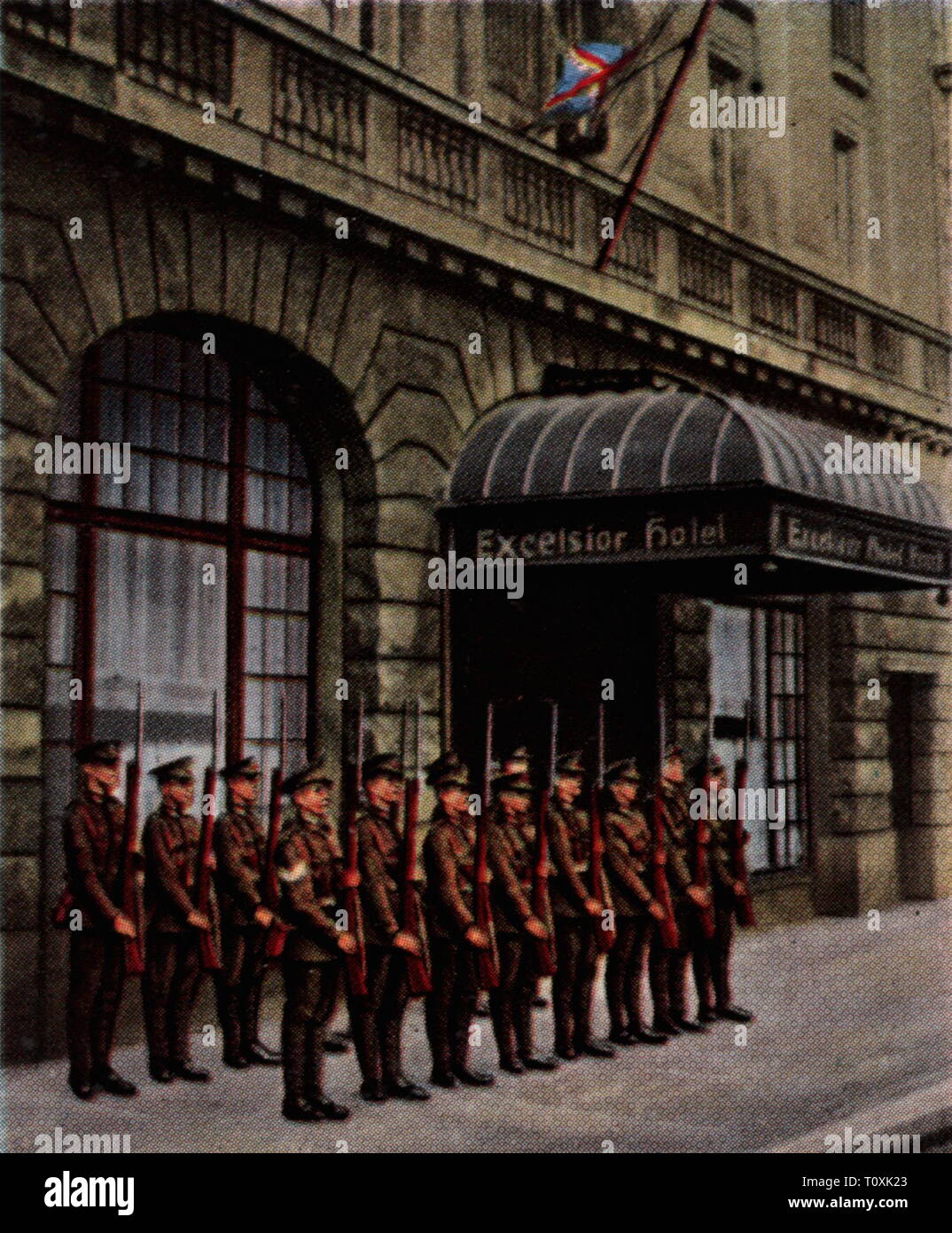 Alliierte Besetzung des Rheinlandes 1918 - 1930, britischer Truppen Köln evakuieren, wobei die Flagge im Hotel Excelsior, Januar 1926, Farbfoto, Zigarette Karte, Serie 'Die Nachkriegszeit', 1935, Paraden, Militärparade, flag Parade, Vermietungen, Rücktritt, Rücknahme, der Rückzug der Truppen aus, Berufe, Beruf, Leistung zu besetzen, Besatzungsmächte, Entente, Soldaten, soldier, Armee, Streitkräfte, Großbritannien, Deutschland, Rheinland, Preussen, Rheinprovinz, Menschen Deutschland, Deutsches Reich, Weimarer Republik, 1920, S, 20. Jahrhundert, evacu, Additional-Rights - Clearance-Info - Not-Available Stockfoto