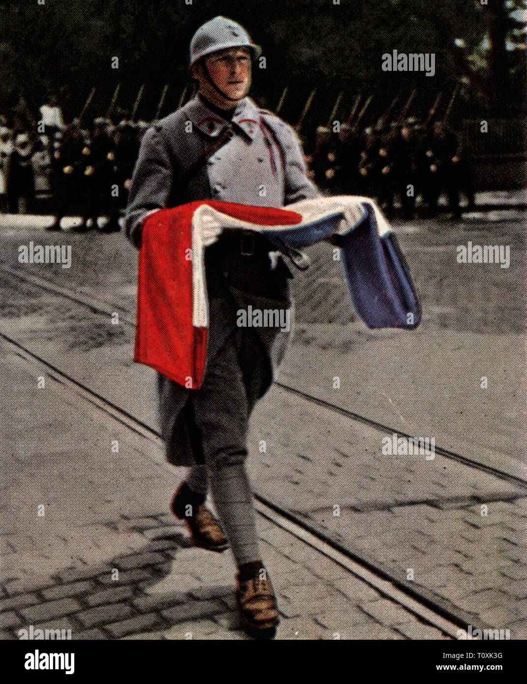 Alliierte Besetzung des Rheinlandes 1918 - 1930 französische Truppen die Evakuierung sind Mainz, April 1930, Soldat mit dem Heruntergezogen, Tricolour, Farbfoto, Zigarette Karte, Serie 'Die Nachkriegszeit", 1935, "L'Entente", Militär, Beruf, Leistung zu besetzen, Besatzungsmächte, Aufbruch, März, marschiert, marschiert, marschiert, März, marschiert, marschiert, marschiert, Fahne, Flaggen, Rheinland, Frankreich, Rheinland-Pfalz, Rheinland Pfalz, Rheinland-Pfalz, Hessen, Deutschland, Deutsches Reich, Weimarer Republik, Menschen, Additional-Rights - Clearance-Info - Not-Available Stockfoto