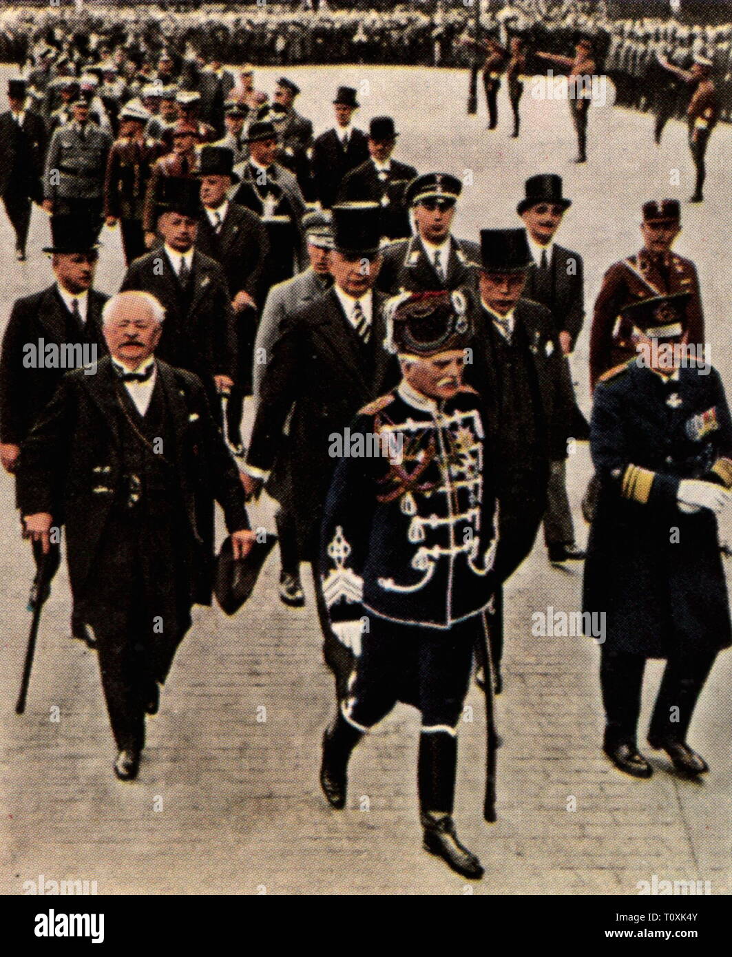 Politik, Parlament, preußischer Staatsrat, Eröffnung, Berlin, 15.9.1933, Farbfoto, Zigarette Karte, Serie 'Die Nachkriegszeit', 1935, Feldmarschall August von Mackensen, Vertreter, Vertreter, Staatsrat, Politiker, Politiker, Nationalsozialismus, Nazi, Nazis, NSDAP, Deutschland, Deutsches Reich, Drittes Reich, Leute, 20. Jahrhundert, 1930er Jahre, Politik, Politik, Parlament, Parlamente, Eröffnung, Öffnungen, Farbig, farbig, Nachkriegszeit, Nachkriegszeit, Nachkriegszeit, Nachkriegszeit, historischen, geschichtlichen, Additional-Rights - Clearance-Info - Not-Available Stockfoto