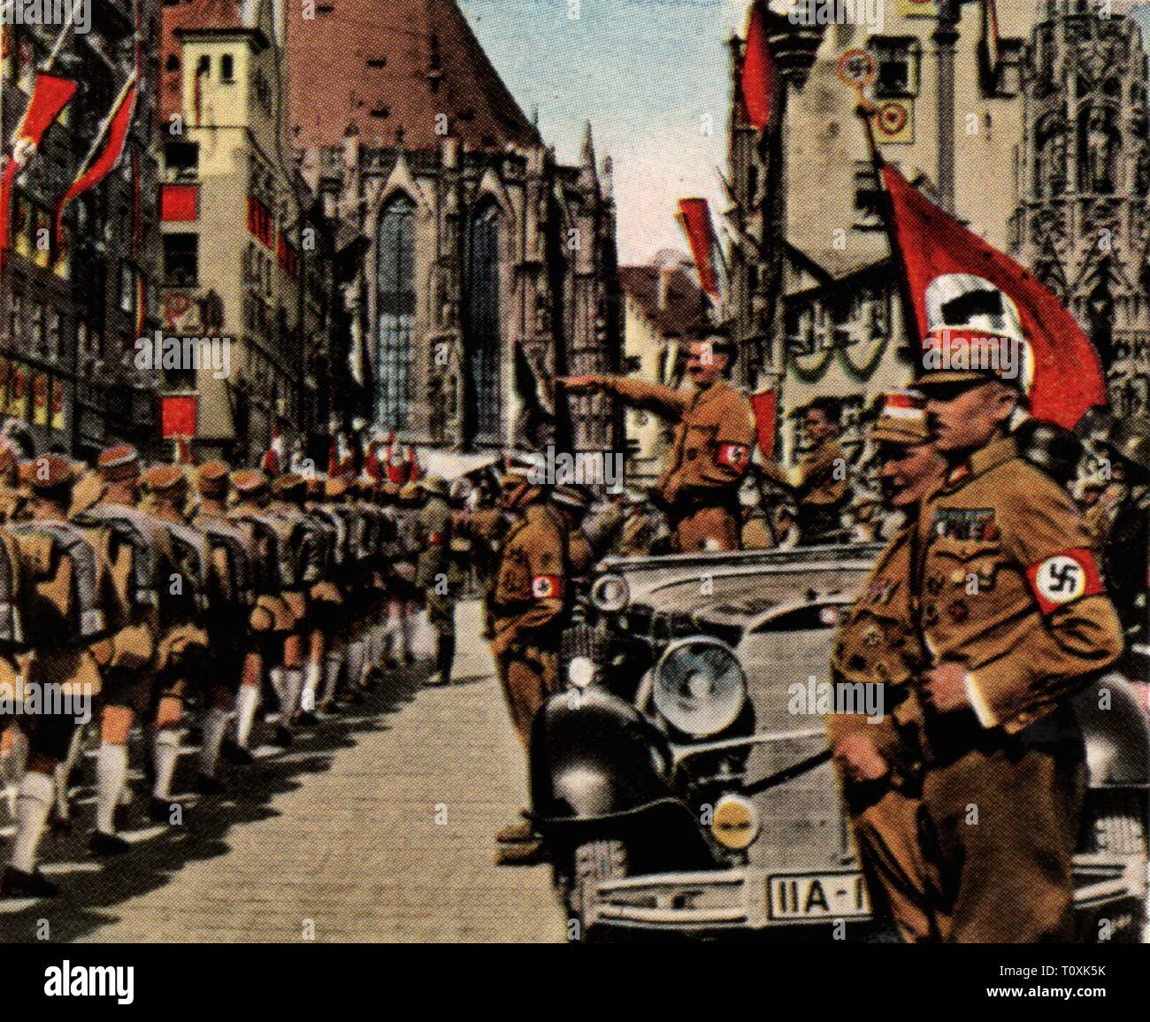Nationalsozialismus / Nationalsozialismus, Reichsparteitage, Nürnberger Rallye 5.9. - 10.9.1934, Adolf Hitler während der Parade der Sturmabteilung (SA), Hauptmarkt, Nürnberg, Farbfoto, Zigarette Karte, Serie 'Die Nachkriegszeit', 1935, Militärparade, Spalte, Spalten, Auto, Autos, Hitlergruß, Führer und Reichskanzler, Reichskanzler, Propaganda, Altstadt, Altstadt, Altstadt, Nazi, Nazis, Franken, Bayern, Deutschland, Deutsches Reich, Drittes Reich, Leute, 20. Jahrhundert, 1930er Jahre, Parade, Paraden, Sturm Bataillon, Sturmtruppen, bewaffnet, Additional-Rights - Clearance-Info - Not-Available Stockfoto