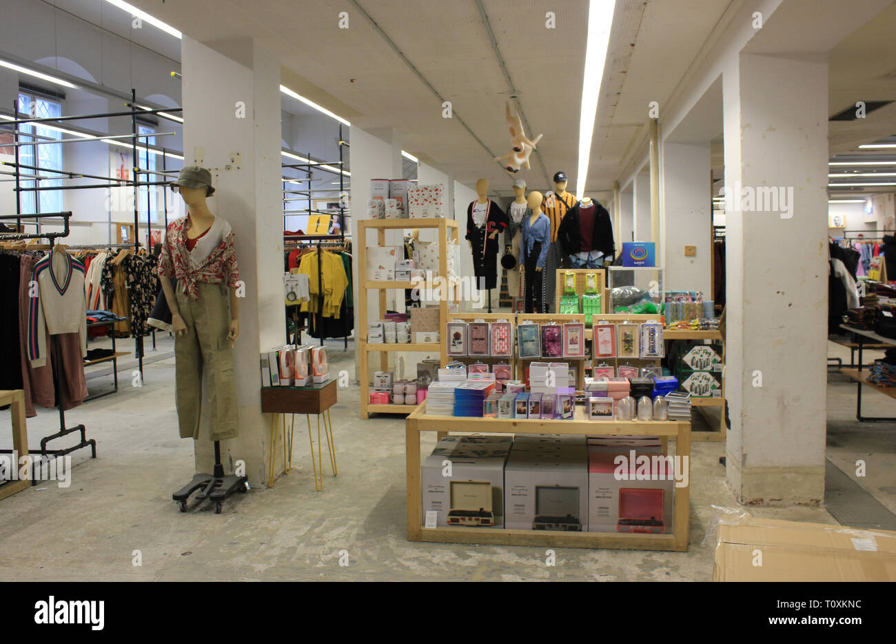 Pop-up-store von Urban Outfitters, Shop Interior in München Stadt. Stockfoto