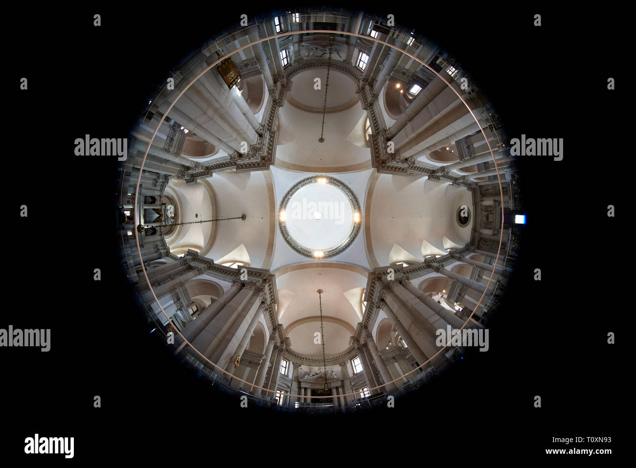 Ein Blick aus der Fischperspektive in die Kirche San Giorgio Maggiore auf der Insel San Giorgio Maggiore, Venedig, Venetien, Italien, entworfen von Palladio. Stockfoto