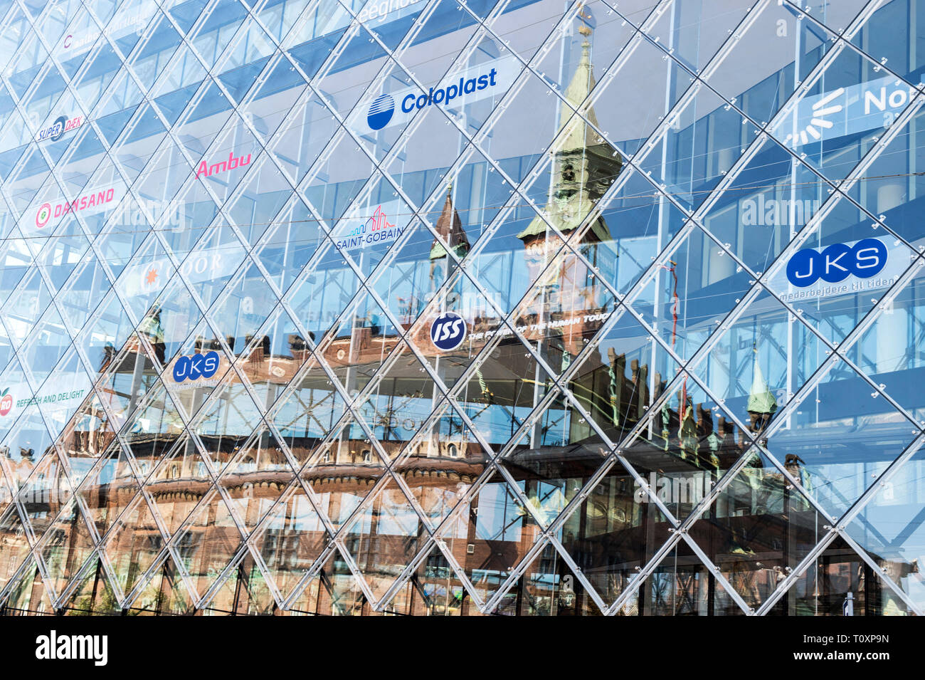 Dänemark, Kopenhagen, City Hall Square Einkaufszentrum, spiegelt sich in der Fassade Stockfoto