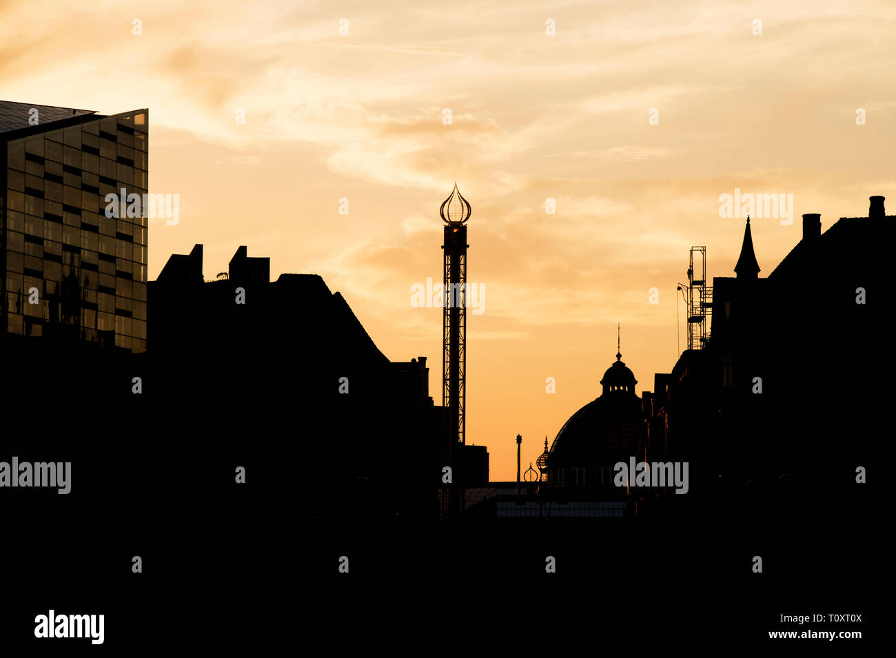 Dänemark, Kopenhagen, Sonnenuntergang mit Tivoli Gärten im Hintergrund Stockfoto
