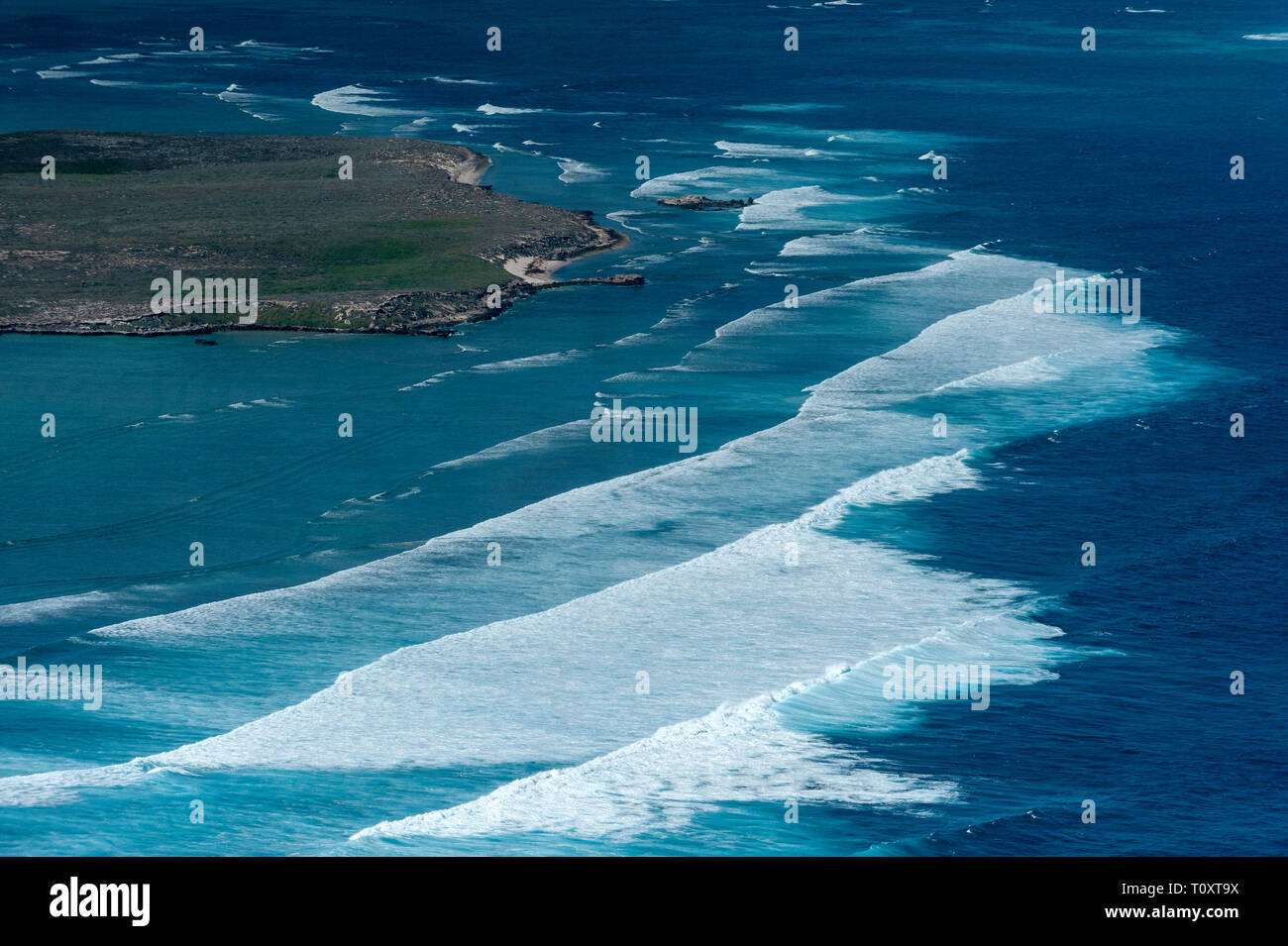 Luftaufnahme von Surf auf der Westseite der Insel in der Wallabi Houtman Abrolhos. (Hinweis: Diese Bilder sind nicht durch Glas, das Flugzeug Tür ist aus). Die Hou Stockfoto