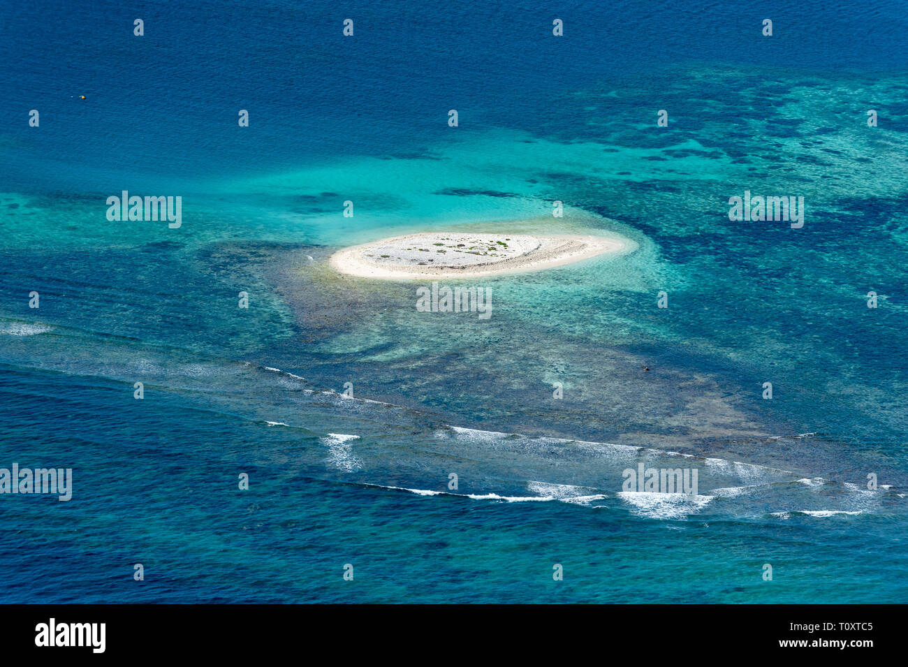 Luftaufnahme von einem kleinen Sandstrand Insel Houtman Abrolhos. (Hinweis: Diese Bilder sind nicht durch Glas, das Flugzeug Tür ist aus). Die houtman Ab Stockfoto