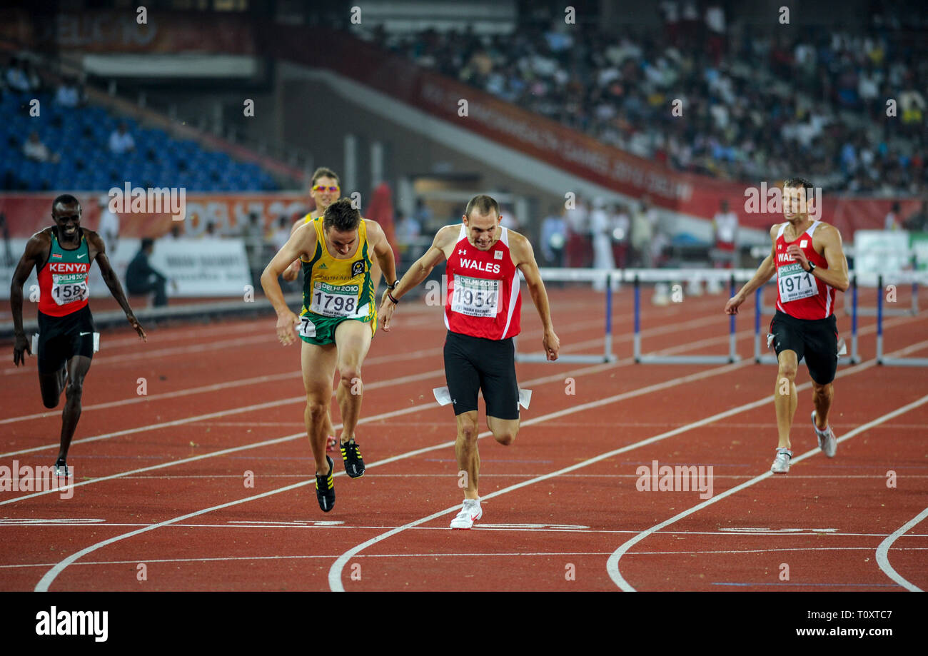 DELHI, INDIEN - 10. Oktober: Wales Dai Greene (Gold) auf der großen Leinwand nach dem Gewinn der Men's Commonwealth Games 400 m Hürden bei den XIX Commonwealth Stockfoto