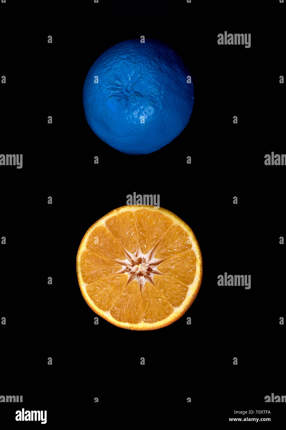 Scheiben von Blau und Orange frischem Zitrus orange Frucht auf schwarzem Hintergrund. Noch immer leben crative Foto Stockfoto