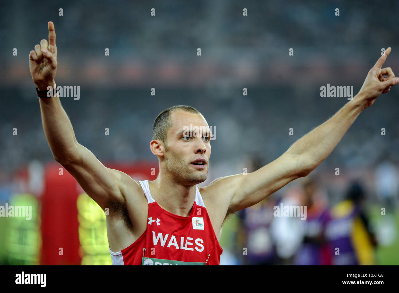 DELHI, INDIEN - 10. Oktober: Wales Dai Greene (Gold) auf der großen Leinwand nach dem Gewinn der Men's Commonwealth Games 400 m Hürden bei den XIX Commonwealth Stockfoto