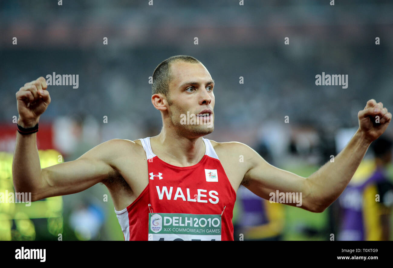 DELHI, INDIEN - 10. Oktober: Wales Dai Greene (Gold) auf der großen Leinwand nach dem Gewinn der Men's Commonwealth Games 400 m Hürden bei den XIX Commonwealth Stockfoto