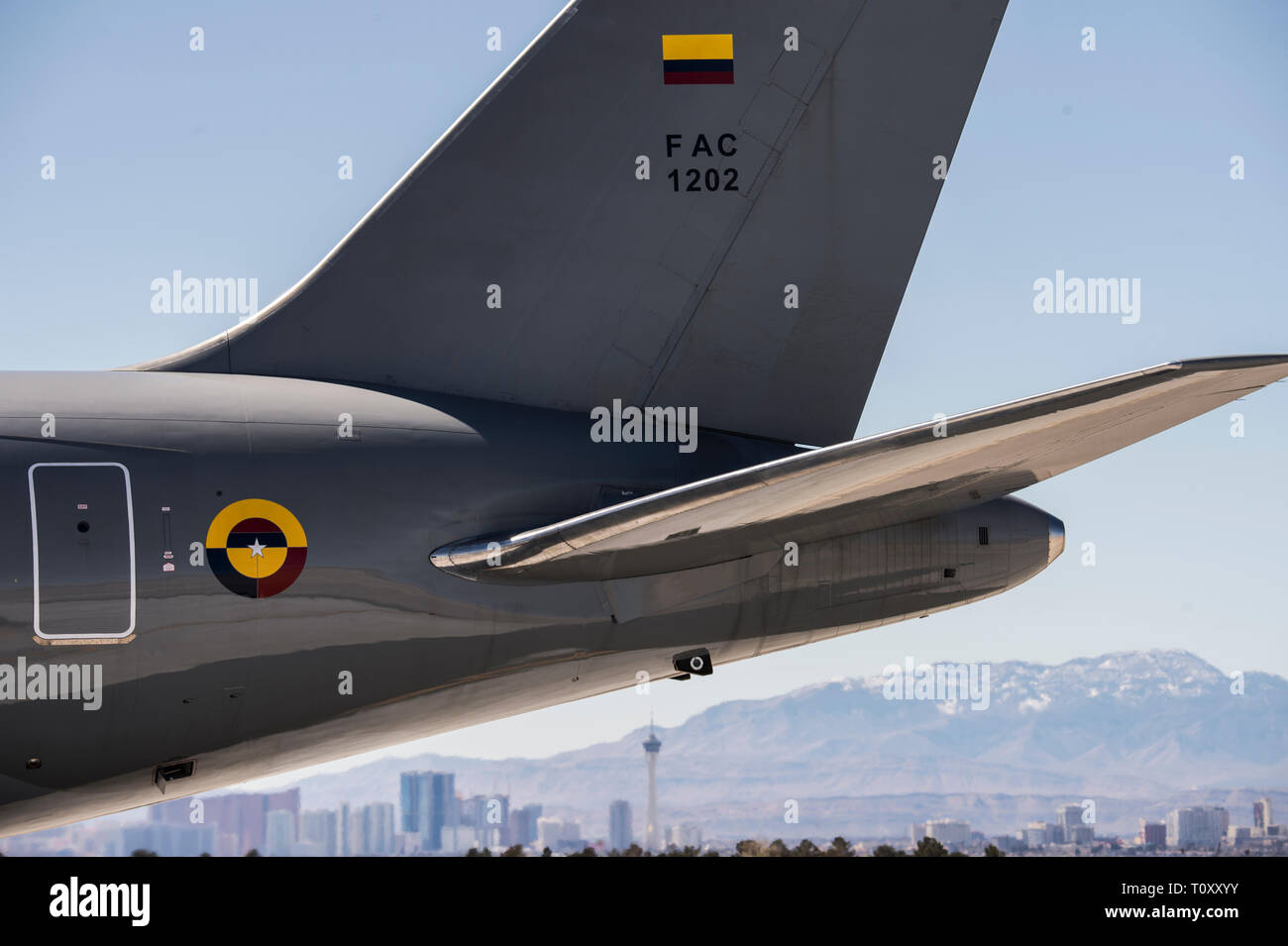 Die kolumbianische Luftwaffe Multi-Mission Transport Tanker Jupiter 767 ist auf der Flightline während Red Flag 19-2 an der Nellis Air Force Base, Nev geparkt, mit dem Las Vegas Skyline im Hintergrund am 14. März 2019. Red Flag 19-2 hat eine Vielfalt von Teilnehmern aus der ganzen Welt Kolumbien, Belgien, die Niederlande, Saudi Arabien, Singapur, den Vereinigten Arabischen Emiraten und den USA gemeinsam gehören. Die Kolumbianische MMTT Jupiter 767 durchgeführt, Tag und Nacht tanken Missionen ausschließlich mit der US-Navy EA-18G Growlers aus den elektronischen Angriff Zarah Leander 134. (U.S. Air Force Foto von Tech. Sgt. Angela R Stockfoto