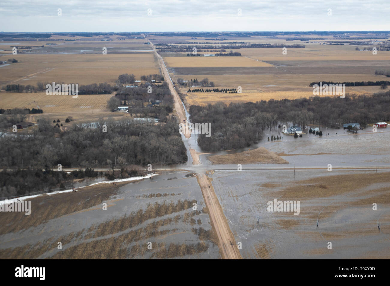 Soldaten mit der Nebraska Army National Guard Hilfe Support Hochwasser-gefahrenstufen Bemühungen, 14. März, in der Nähe von Columbus, Nebraska, der mehrere Hubschrauber und Besatzungen, die Extraktion und die Verlagerung Missionen der Bürger und Haustiere gekennzeichnet als durch historische Hochwasser angeschwemmt oder isoliert durchzuführen. (Nebraska National Guard Foto von SPC. Lisa Crawford) Stockfoto