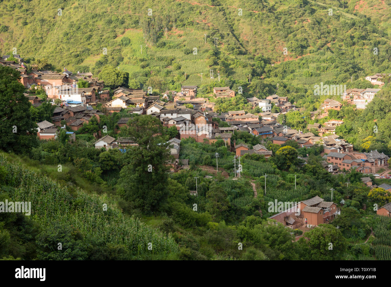 Traditionelles chinesisches Dorf in abgelegenen Landschaft Stockfoto