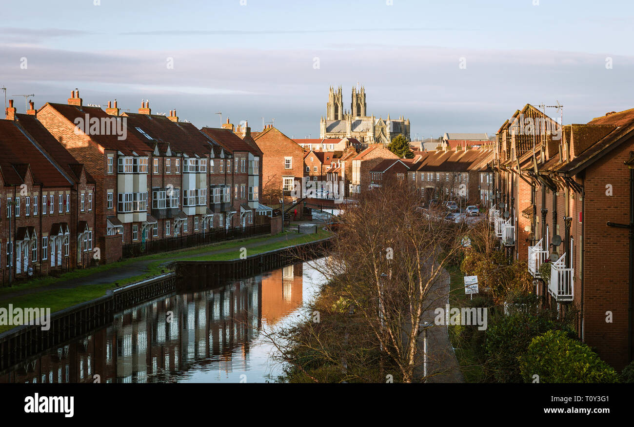 Helle Wolken über dem alten Münster, Stadt Häuser, und die Beck in Beverley, Yorkshire, Stockfoto