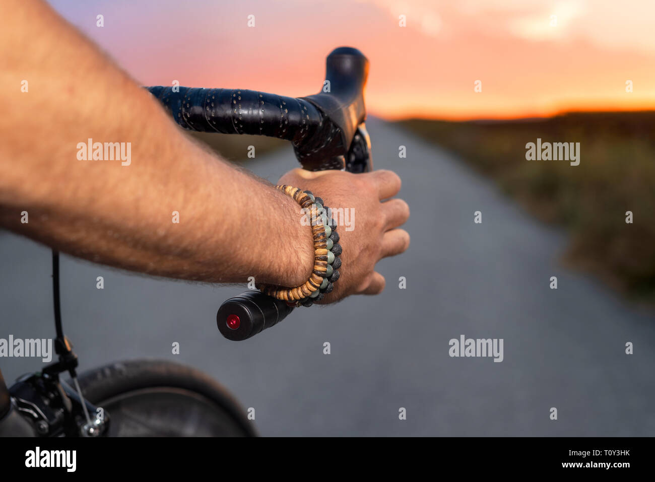 Radfahrer reiten ein Fahrrad bei Sonnenuntergang, pov anzeigen. Stockfoto