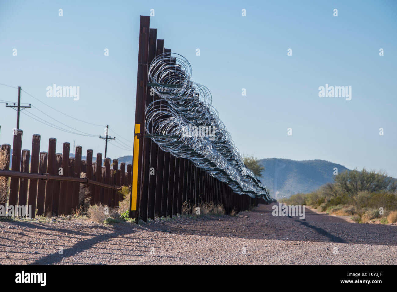 Internationale Grenze zwischen den USA und Mexiko, in der Nähe von Lukeville, USA und Sonoyta, Mexiko Stockfoto