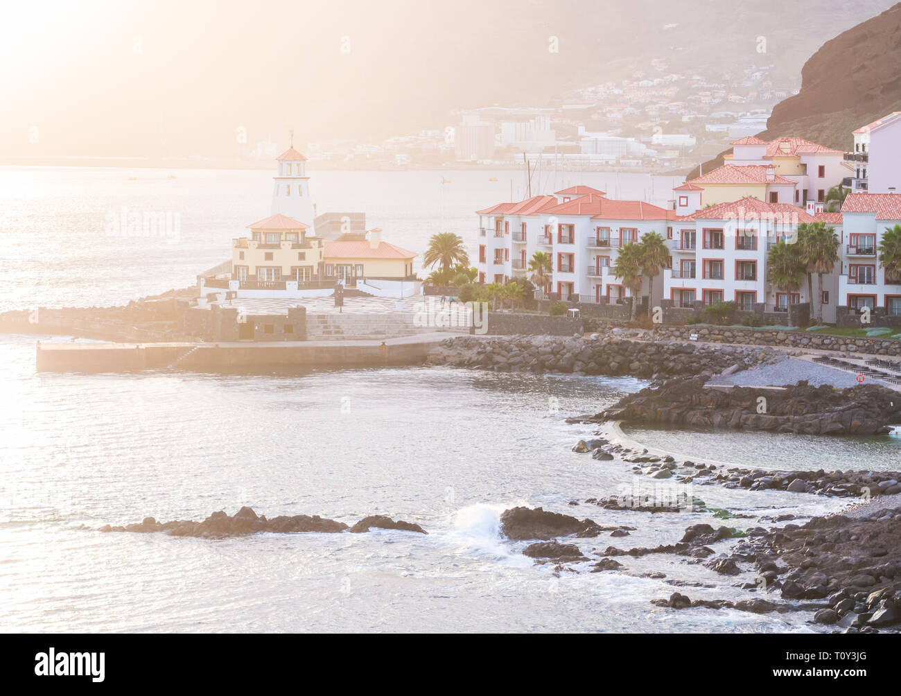Blick auf Canical, einer Stadt in der Insel Madeira, Portugal, bei Sonnenuntergang. Stockfoto