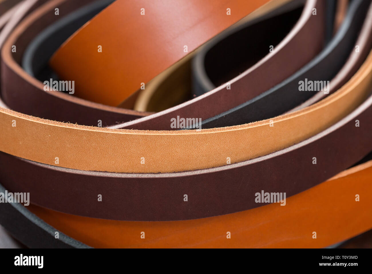 Viele farbige Leder Stücke für das Nähen der Riemen. Stockfoto