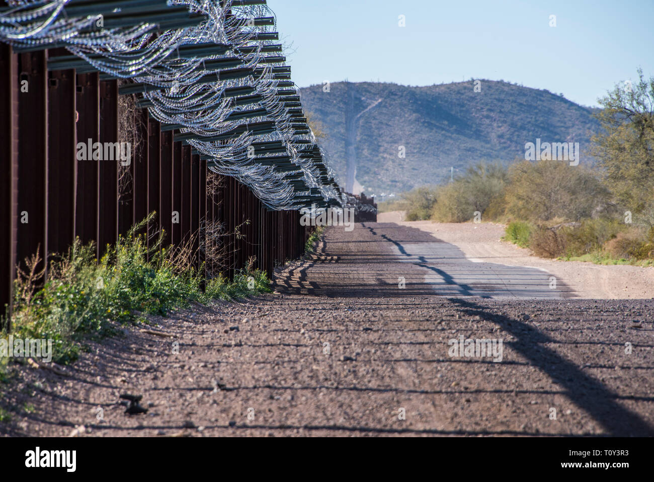 Grenz zaun mit Stacheldraht entlang der internationalen Grenze zwischen USA und Mexiko auf der Ostseite der Landstraße 85 in Lukeville, Arizona. Stockfoto