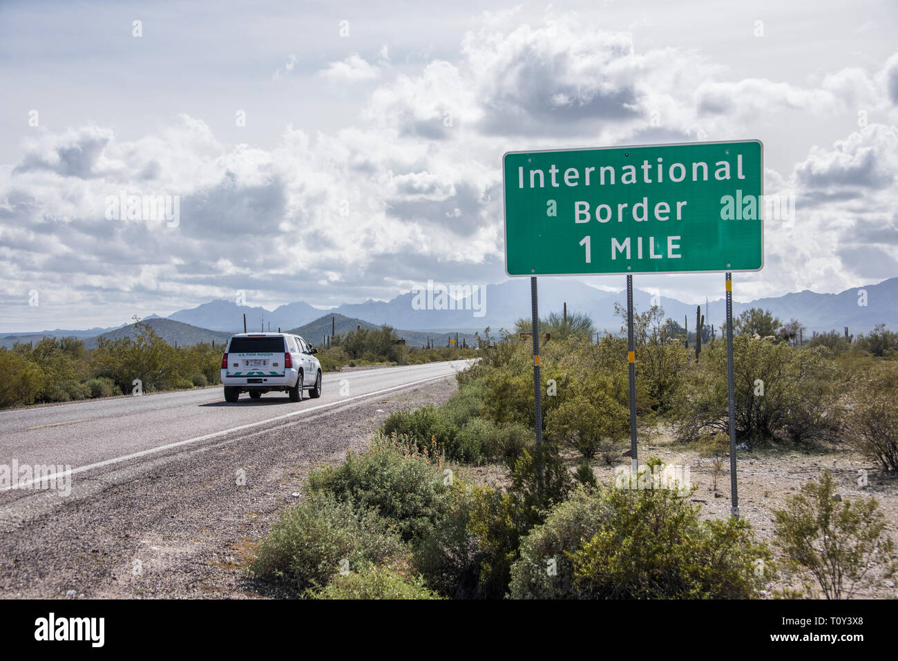 Fahrzeug Ansätze internationale Grenze mit Mexiko und den USA. Schild zeigt Grenze erreichen Sie nach 1,6 km nach Süden. Lukeville, Arizona, USA Nordamerika. Stockfoto