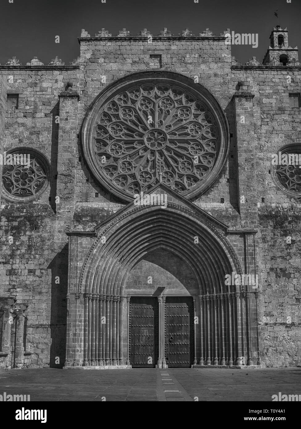 Faсade des Kloster von Sant Cugat - Benediktinerabtei in Sant Cugat del Vallès, Katalonien, Spanien. Stockfoto