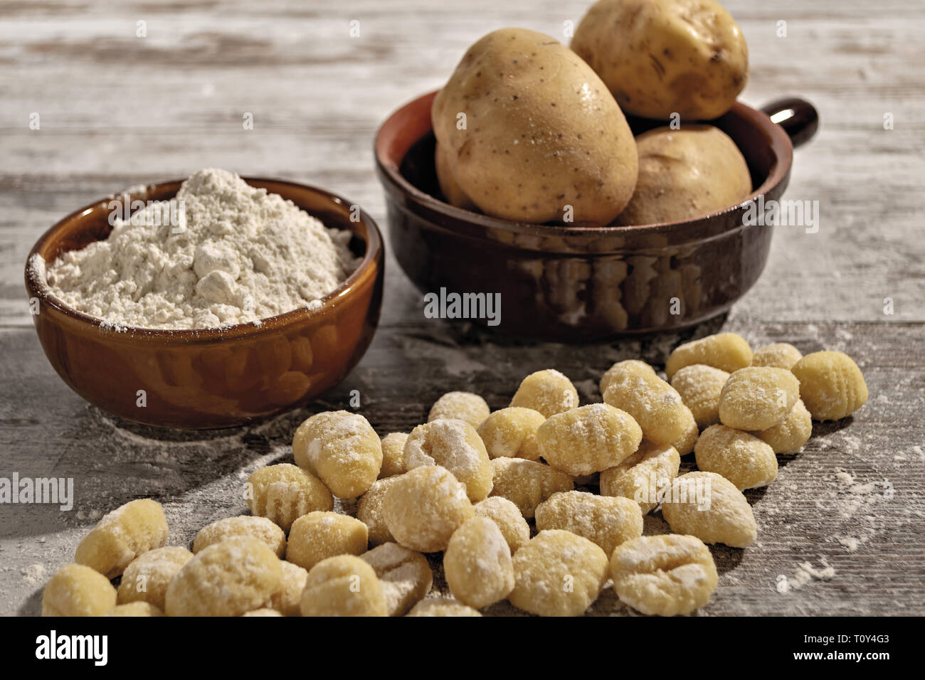 Gnocchi di Patate su tavolo Rustico con Farina e Patate da Sopra Stockfoto