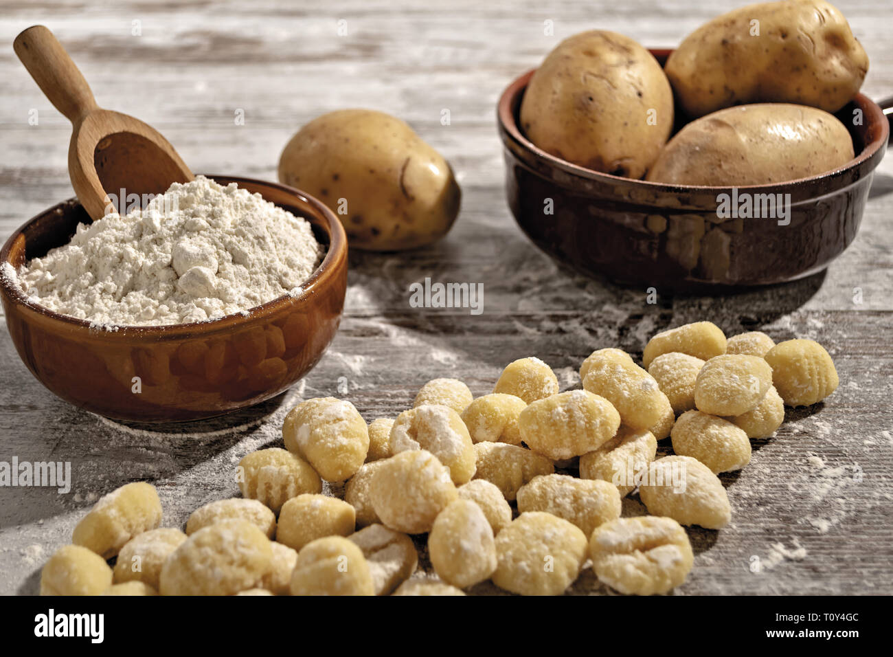 Gnocchi di Patate su tavolo Rustico con Farina e Patate da Sopra altra Vista Stockfoto