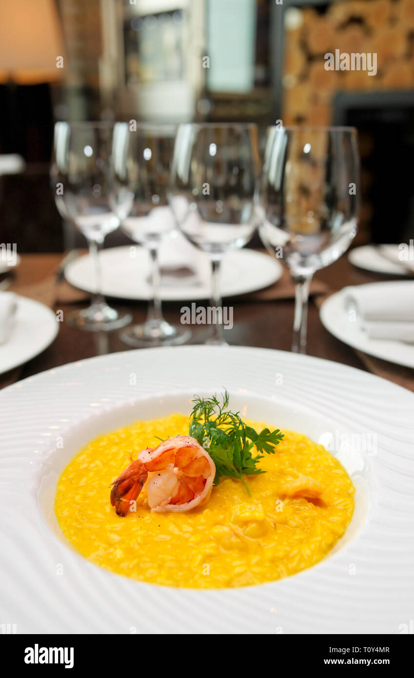 Safran-risotto mit shimp auf Restaurant Tabelle Stockfoto