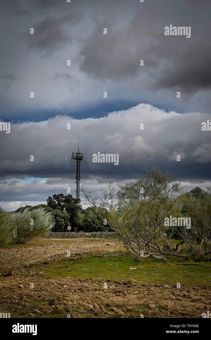 Telefon Antenne auf dem bewölkt Feld im Herbst Stockfoto