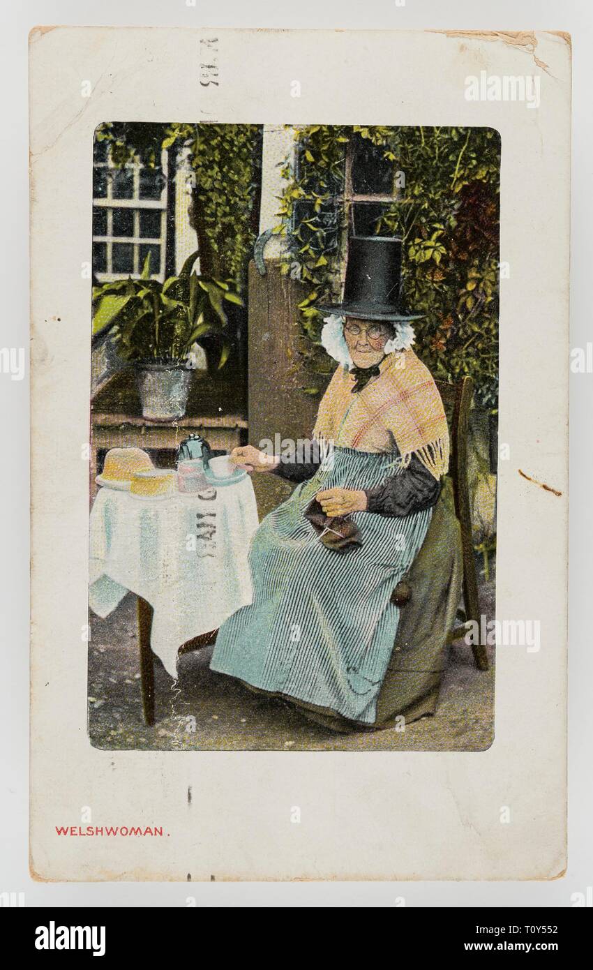 Ein Waliser Frau am Tisch mit Stricken auf ihrem Schoß, c 1900. Schöpfer: Unbekannt. Stockfoto