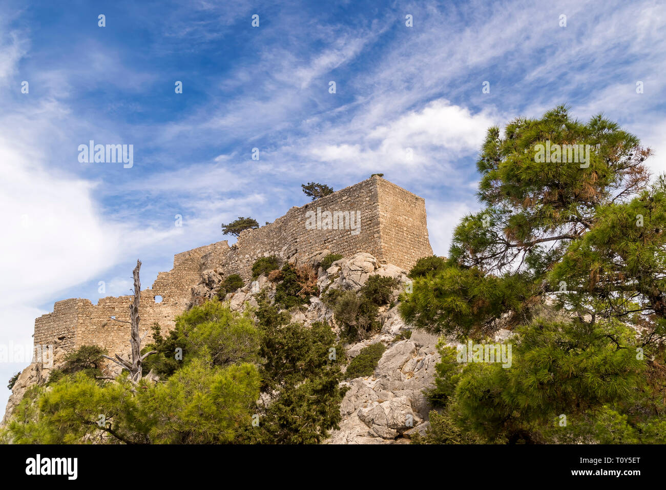 Die Ruinen der alten mittelalterlichen Burg Monolithos gegen eine dramatische Himmel, Insel Rhodos, Griechenland Stockfoto