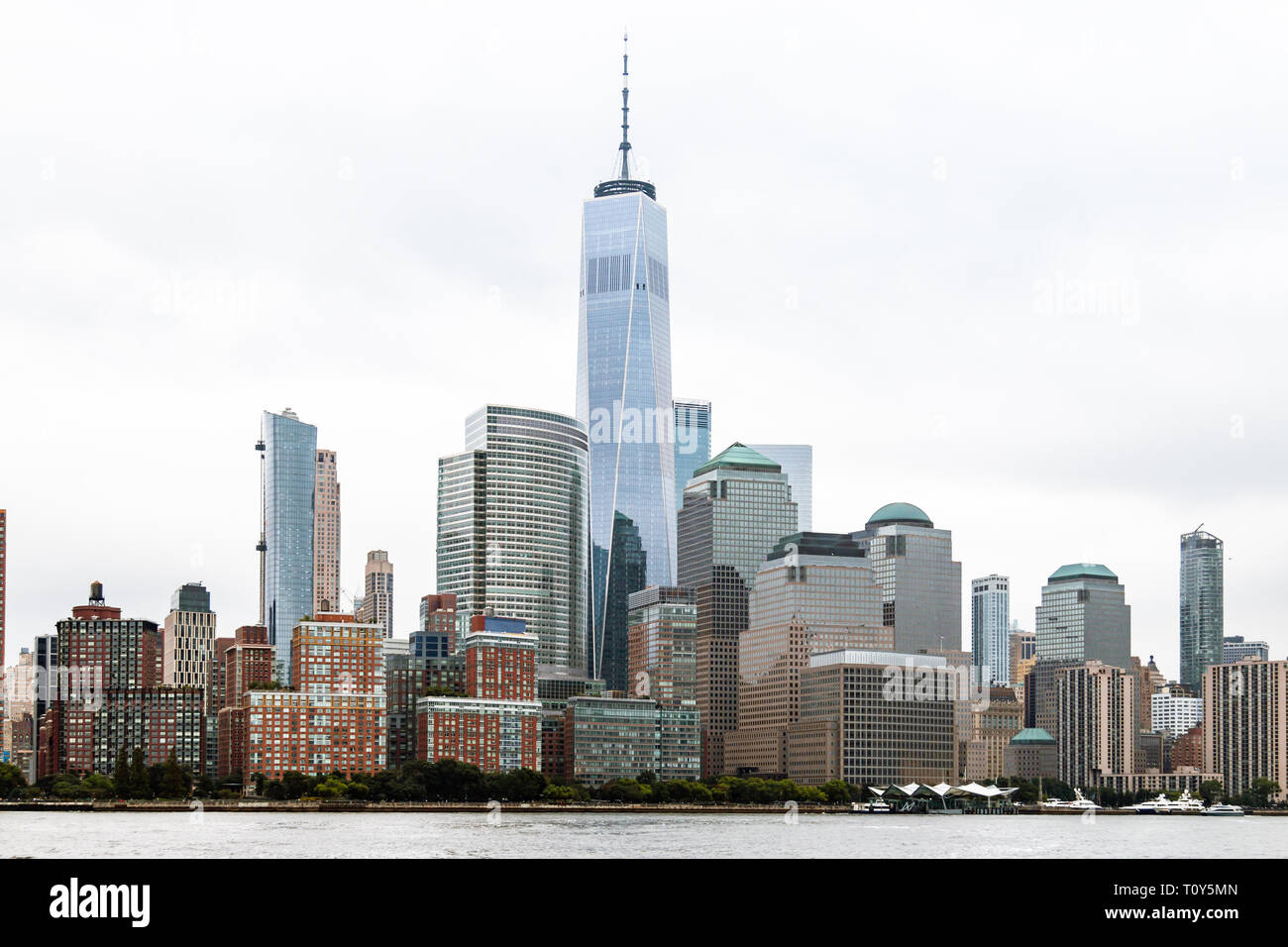 Ein Blick auf den Financial District und das One World Trade Center an der Südspitze von Manhattan in New York City. Stockfoto