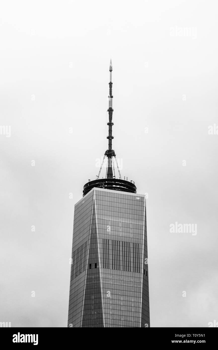 In der Nähe der Oberseite des One World Trade Center an der Unterseite von Manhattan in New York City an einem diesigen Tag Anfang September. Stockfoto